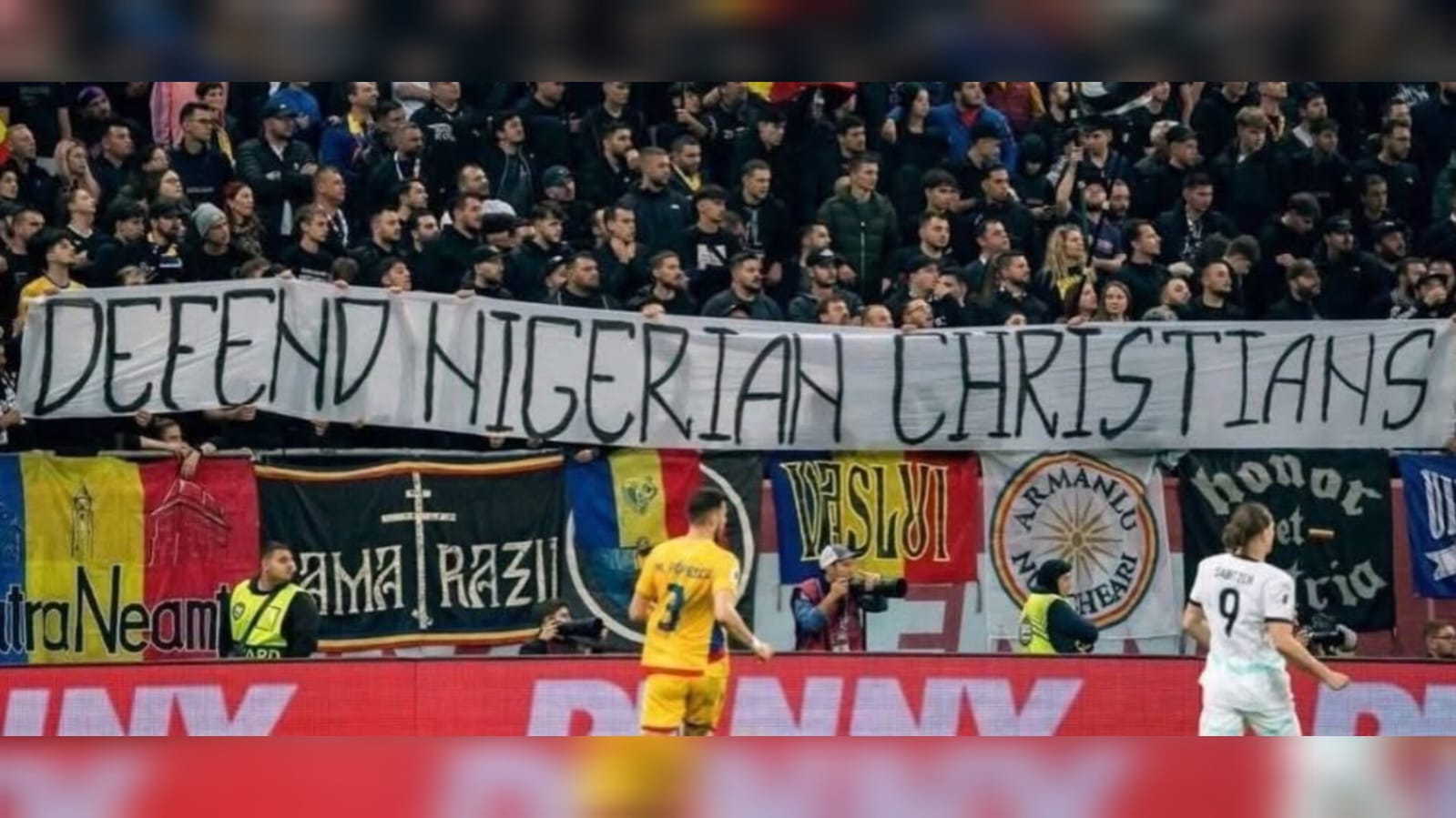torcida-da-romenia-exibe-faixa-sobre-perseguicao:-“defenda-os-cristaos-da-nigeria”